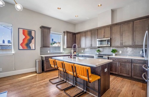 East Downtown Houston House | Luxury Downtown Home w Rooftop Deck in the Skyline