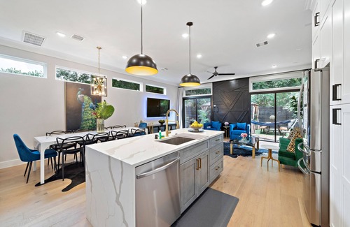 Northside House | 🦚Luxury Downtown Luxury Escape ☆ HotTub ☆Backyard Oasis☆ Sleeps 12