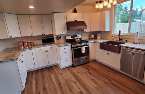 South Addition House | Luxury DT Cottage - Free Parking - Self Check-In