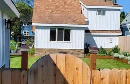 South Addition House | Luxury DT Cottage - Free Parking - Self Check-In