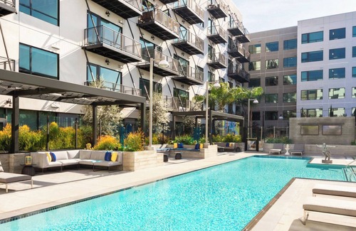 Arts District Apartment | Luxury DTLA Oasis. 1BR Apt. View, Pool + Gym.