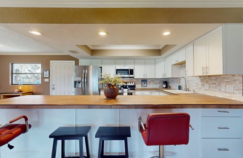 Micanopy House | Luxury duplex with private screened porch and lake view