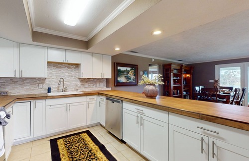 Micanopy House | Luxury duplex with private screened porch and lake view