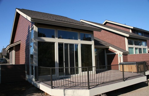 Redmond House | Luxury Eagle Crest Condo- Private Hot Tub, Fireplace, Free WiFi!