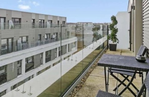 Stevenage Apartment | Luxury Eco Super King Apartment w/ Large Balcony