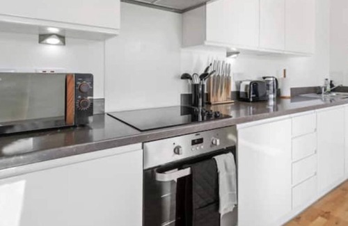 Stevenage Apartment | Luxury Eco Super King Apartment w/ Large Balcony