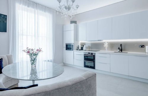 South Hampstead Apartment | Luxury & Elegance at Period Haven with South facing Balcony