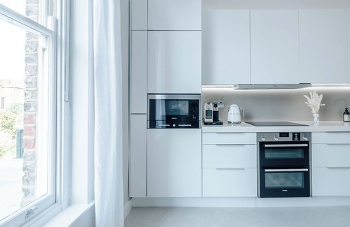 South Hampstead Apartment | Luxury & Elegance at Period Haven with South facing Balcony