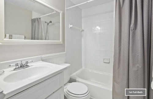 Countryside House | Luxury End Unit Townhome Just 40 Minutes from DC, Pet-Friendly, Privacy Fenced