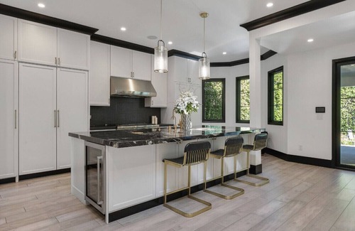 Melrose House | LUXURY ENTERTAINERS DELIGHT IN THE HEART OF LA