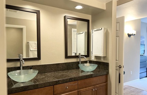 Airport Area Condo | Luxury Executive & Vacay Spot 2BR with a dedicated workspace