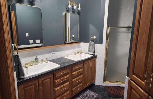 Big Stone City House | Luxury Family 5BR Lakefront private boat launch