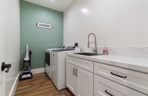 Country Club House | Luxury Family Oasis with Hot Tub!