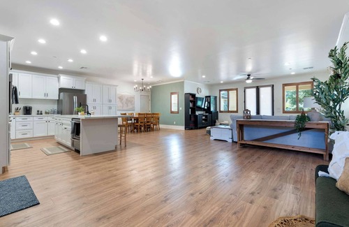 Country Club House | Luxury Family Oasis with Hot Tub!