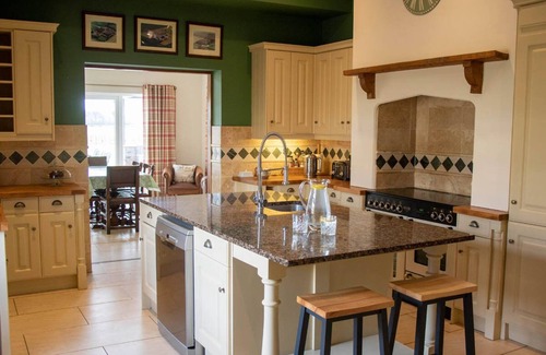 Wressle Other | Luxury Farmhouse:Padel court/Hot tub/pool table/fire pit. Central meet up point.