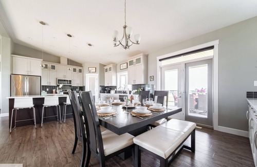 Leduc County House | Luxury Farmhouse Retreat|Sleep 16|Hot Tub|Patio|AC