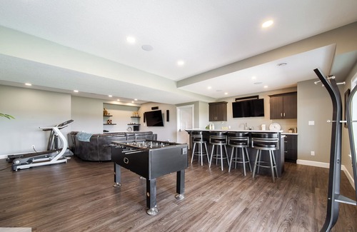 Leduc County House | Luxury Farmhouse Retreat|Sleep 16|Hot Tub|Patio|AC