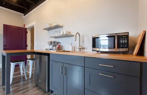 Dundee Apartment | Luxury Fireplace Suite in a Modern Loft in Wine Country