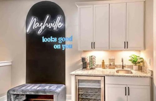 Nashville House | Luxury four-story Home, Rooftop Deck with views, PingPong! Sleeps 12!