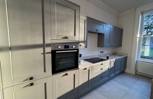 Preston Apartment | Luxury Full Apartment Free Secure Parking King bed