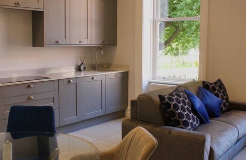 Preston Apartment | Luxury Full Apartment Free Secure Parking King bed