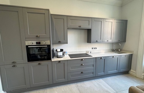Preston Apartment | Luxury Full Apartment Free Secure Parking King bed