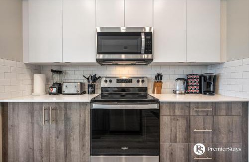 Inglewood Apartment | Luxury Getaway in Inglewood with 2 Bedrooms Sofa Bed and Heated Underground Parking