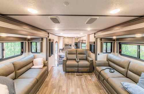 Christopher Creek House | Luxury Glamper Retreat 14 Forest Site
