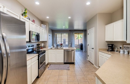 Alta Mesa House | Luxury Golf Community Retreat ~ Putting Green, EV Charger, Pool & Hot Tub
