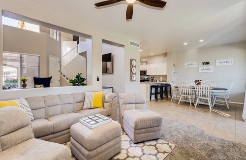 Alta Mesa House | Luxury Golf Community Retreat ~ Putting Green, EV Charger, Pool & Hot Tub