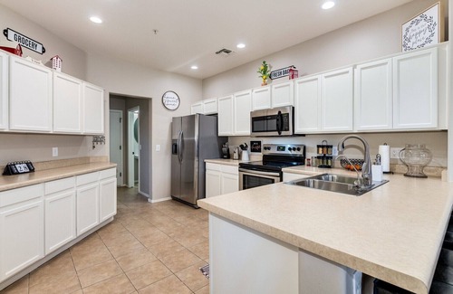 Alta Mesa House | Luxury Golf Community Retreat ~ Putting Green, EV Charger, Pool & Hot Tub