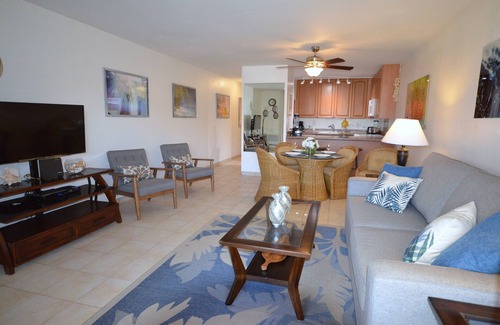 Kihei Condo | Luxury Golf Villa AC Ocean Views Walk to Beach & Trails