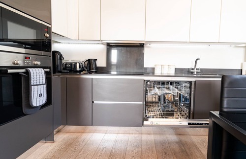 Greenwich West Apartment | Luxury Greenwich Apartment 5mins from Cutty Sark Greenwich Maritime-PS4 provided