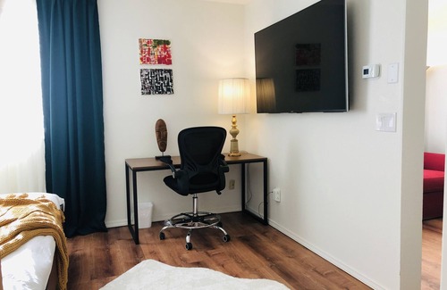 Alderwood Manor House | Luxury Guest Suite - Close to lake, beach, and DTs