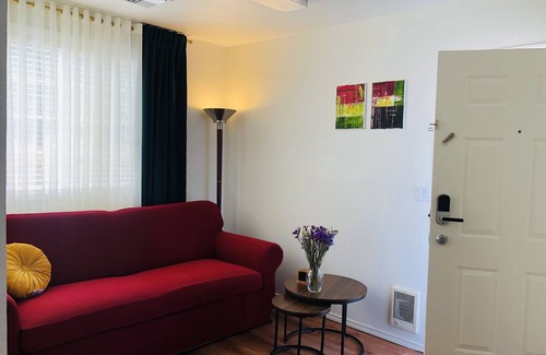 Alderwood Manor House | Luxury Guest Suite - Close to lake, beach, and DTs