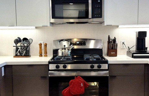 Santa Ana Apartment | Luxury Haven 10 Min From Disneyland W/Pool & GYM