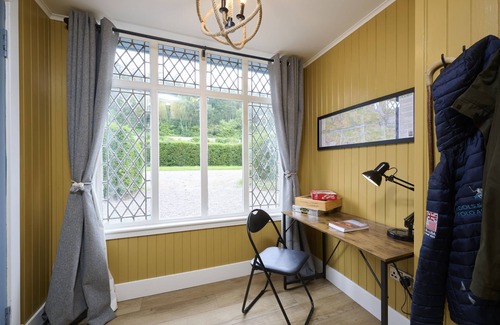 Lochend Cottage | Luxury Highland Garden Gem with Hot tub by Loch Ness