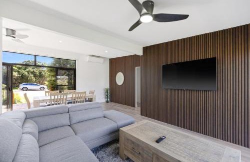 Cowes Villa | Luxury Hills Villa Retreat Phillip Island Resort
