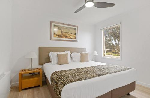 Cowes Villa | Luxury Hills Villa Retreat Phillip Island Resort