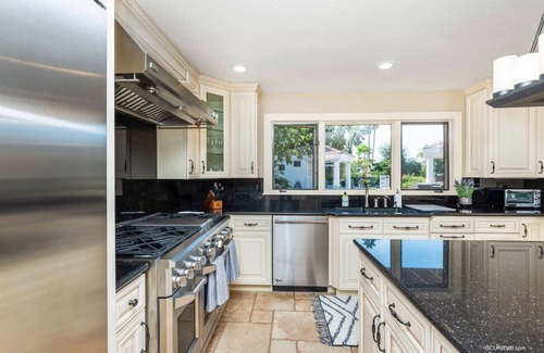 Felicita House | Luxury Hilltop Estate:Game Room/VolleyBall/Pool/Hot Tub!