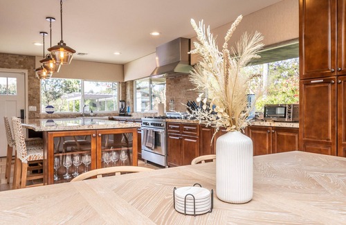 Felicita House | Luxury Hilltop Retreat: GameRoom/Volleyball/Putting Green/BasketBall Court&More!