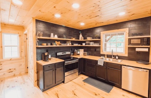 South Bloomingville Cabin | Luxury Hocking Hills Cabin | Secluded! Hot Tub!