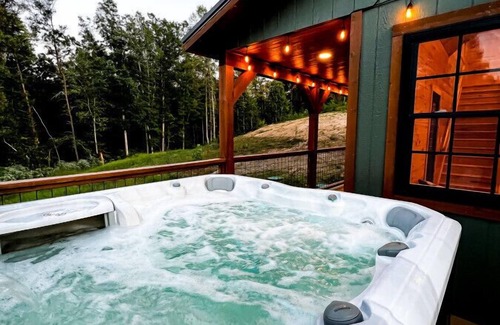 South Bloomingville Cabin | Luxury Hocking Hills Cabin | Secluded! Hot Tub!