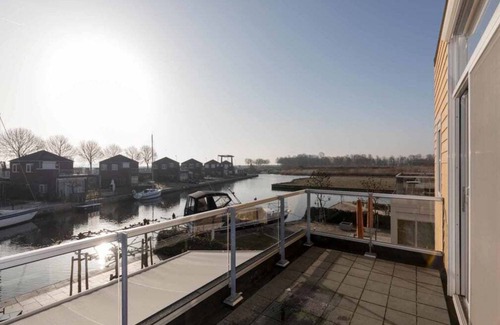 Oude-Tonge House | Luxury holiday home with fully hardened waterfront terrace. The long outdoor table under the terrace