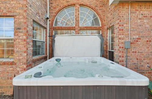 Grand Prairie House | Luxury Holiday Home 5BR Hot Tub, Pool & Beautiful Backyard