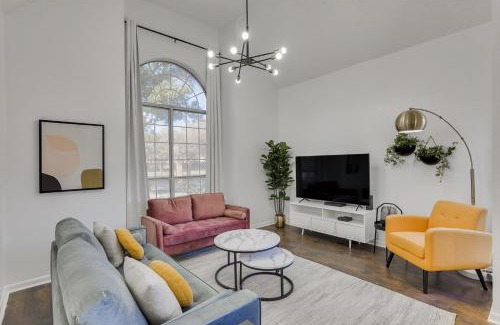 Grand Prairie House | Luxury Holiday Home 5BR Hot Tub, Pool & Beautiful Backyard