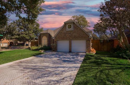 Grand Prairie House | Luxury Holiday Home 5BR Hot Tub, Pool & Beautiful Backyard