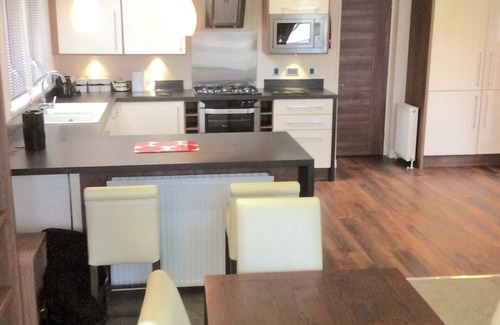 Cowes House | LUXURY HOLIDAY LODGE WITH SEA VIEWS ON PICTURESQUE HOLIDAY PARK