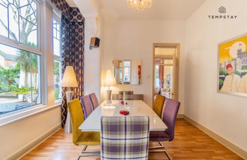 Windsor House | LUXURY HOME - CENTRAL WINDSOR, GATED PARKING