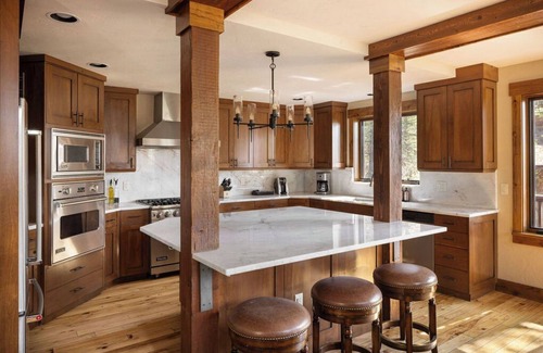 Teton Village House | Luxury Home - Private Hot Tub - Sleeps 16. Just one mile from Grand Teton NP.